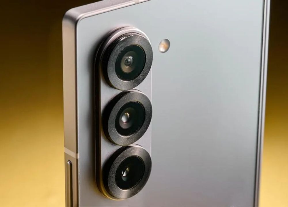Z Fold7 có cụm camera được nâng cấp chất lượng quay chụp ban đêm, giảm nhiễu đáng kể